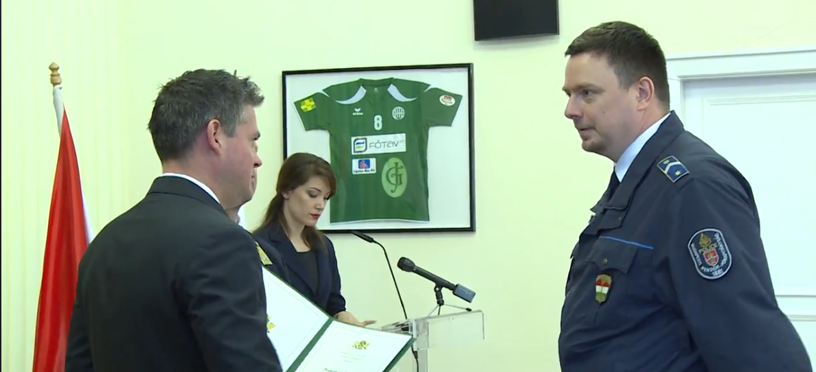 Hatvankilenc rendvédelmi dolgozó vehette át az Önkormányzat által adományozott Józsefváros rendjéért kitüntetést 2017.04.11.
