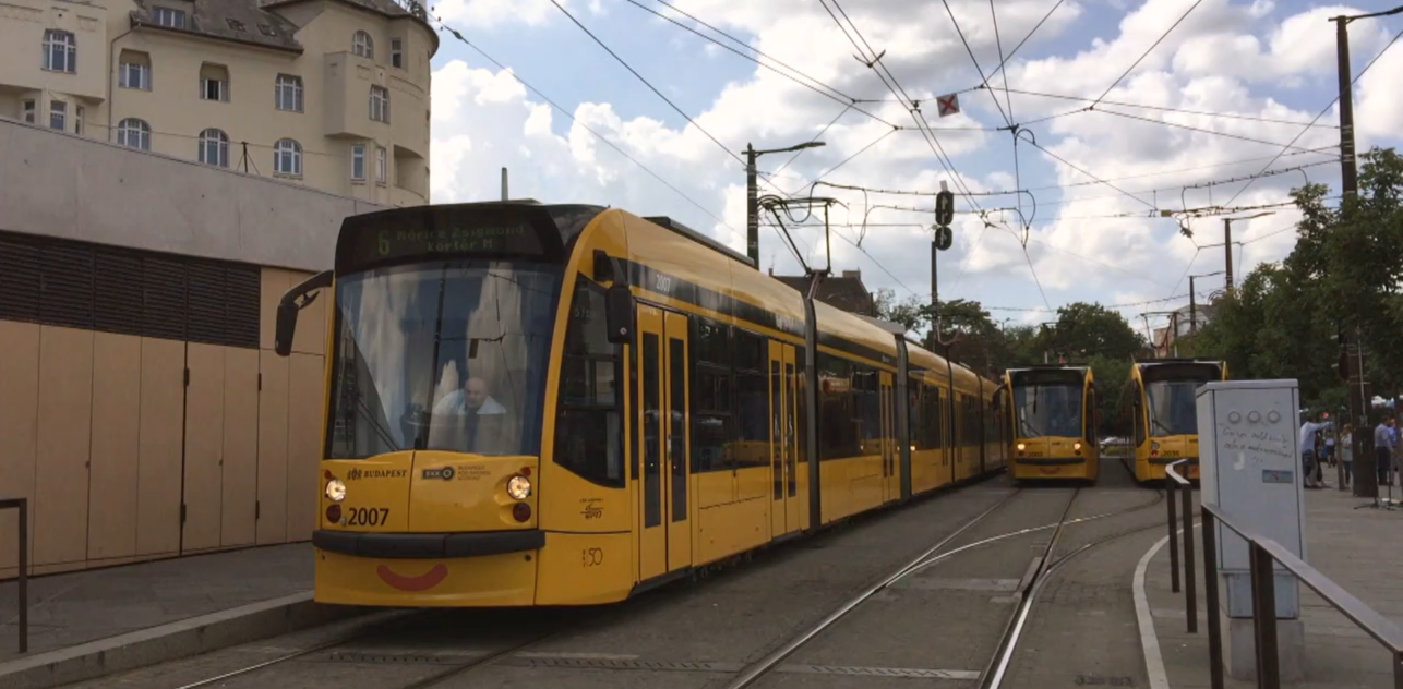 A villamos is mosolyog