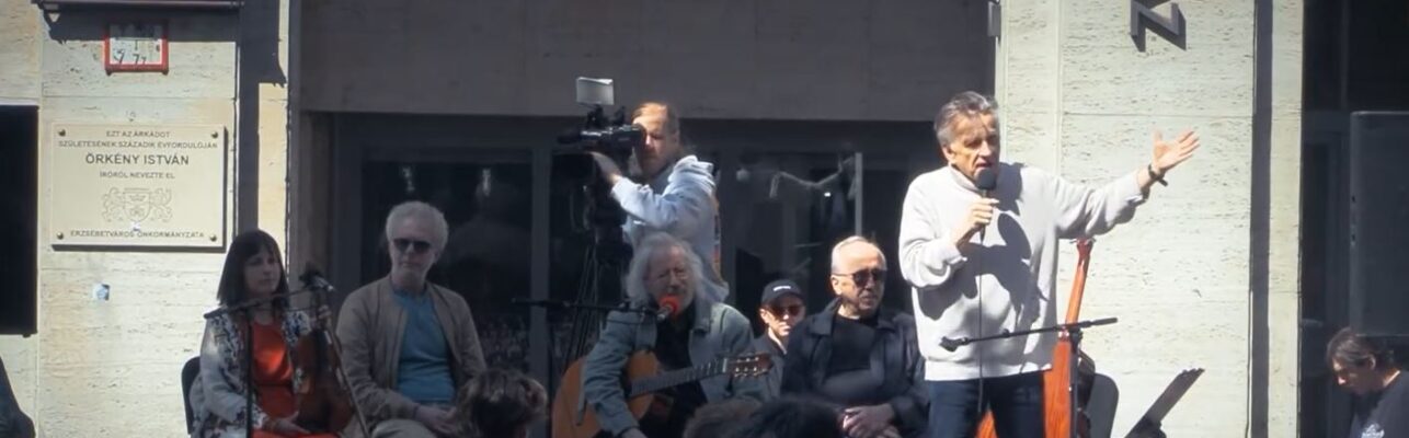 Niedermüller Péter: „A megannyi kulturális eseményünk közül, ha választanom kellene, akkor azt mondanám, hogy a magyar költészet napja alkalmából tartott közös verselés és éneklés áll legközelebb a szívemhez.”