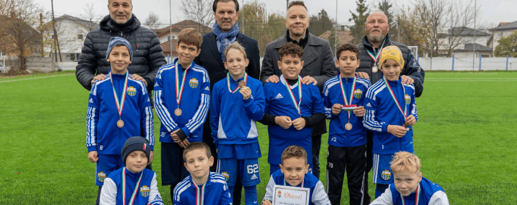 Szaniszló Sándor: „Tortával ünnepelték a felújított PSK pályát az ifjú játékosok!”