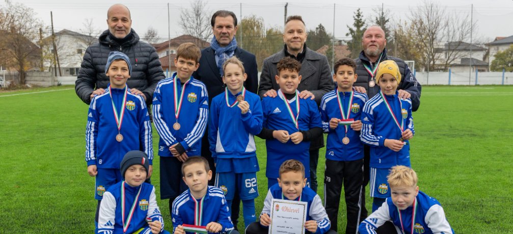 Szaniszló Sándor: „Tortával ünnepelték a felújított PSK pályát az ifjú játékosok!”