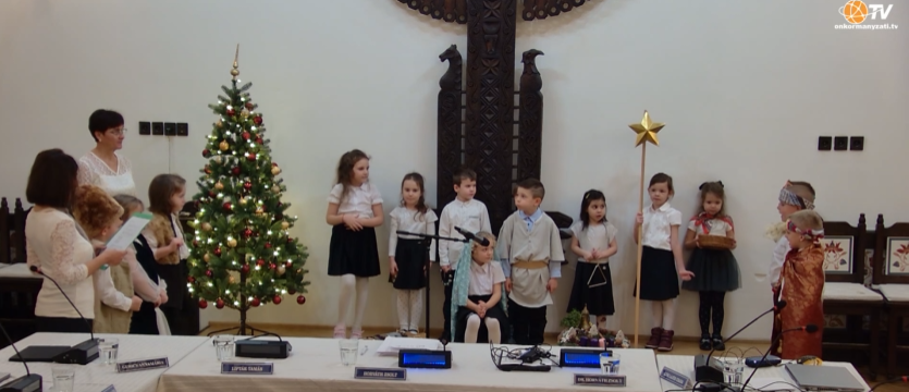 Dunaföldváron a Jókai utcai óvoda Halacska csoportja ünnepi előadással köszöntötte a várost🎄🎁