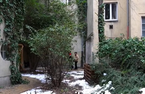 Udvarból kert, beton helyett zöld! 🌿 Hallgasd meg egy közös képviselő jótanácsait, és jelentkezz te is az Égig Érő Fű pályázatra, ha rendbe szednéd a társasházad…