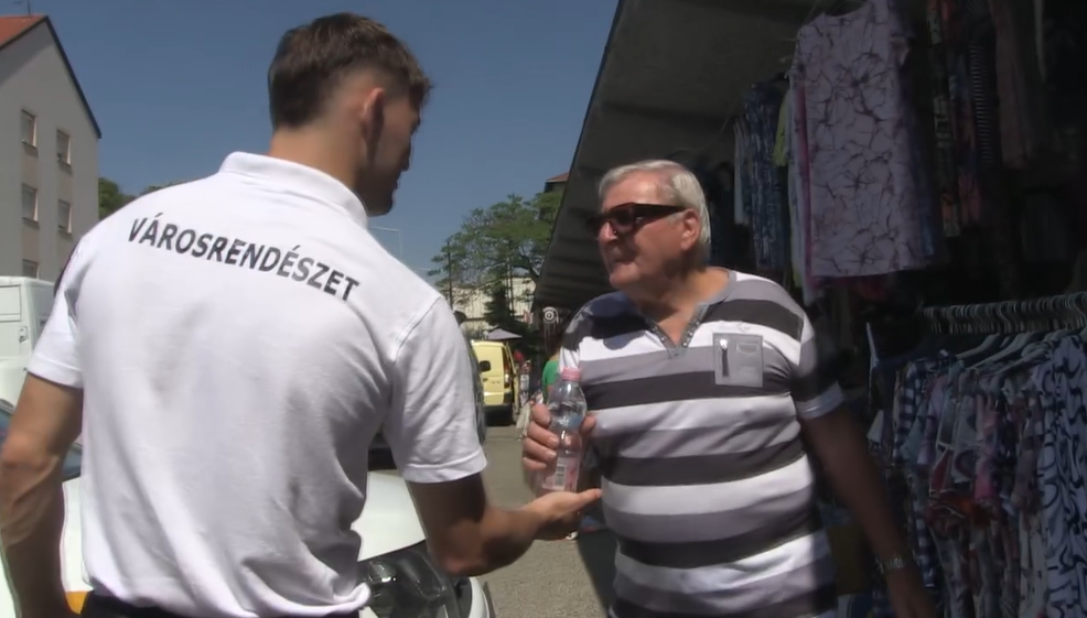 Hűsölőhelyek, ivóvíz és párakapuk: így segítik a lakosságot az önkormányzatok a kánikulában
